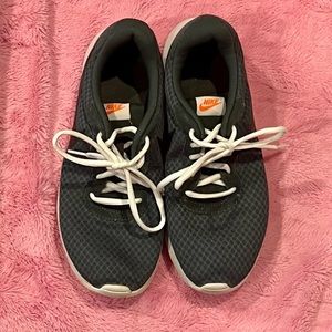 Nike green women’s size  9 used good condition and clean